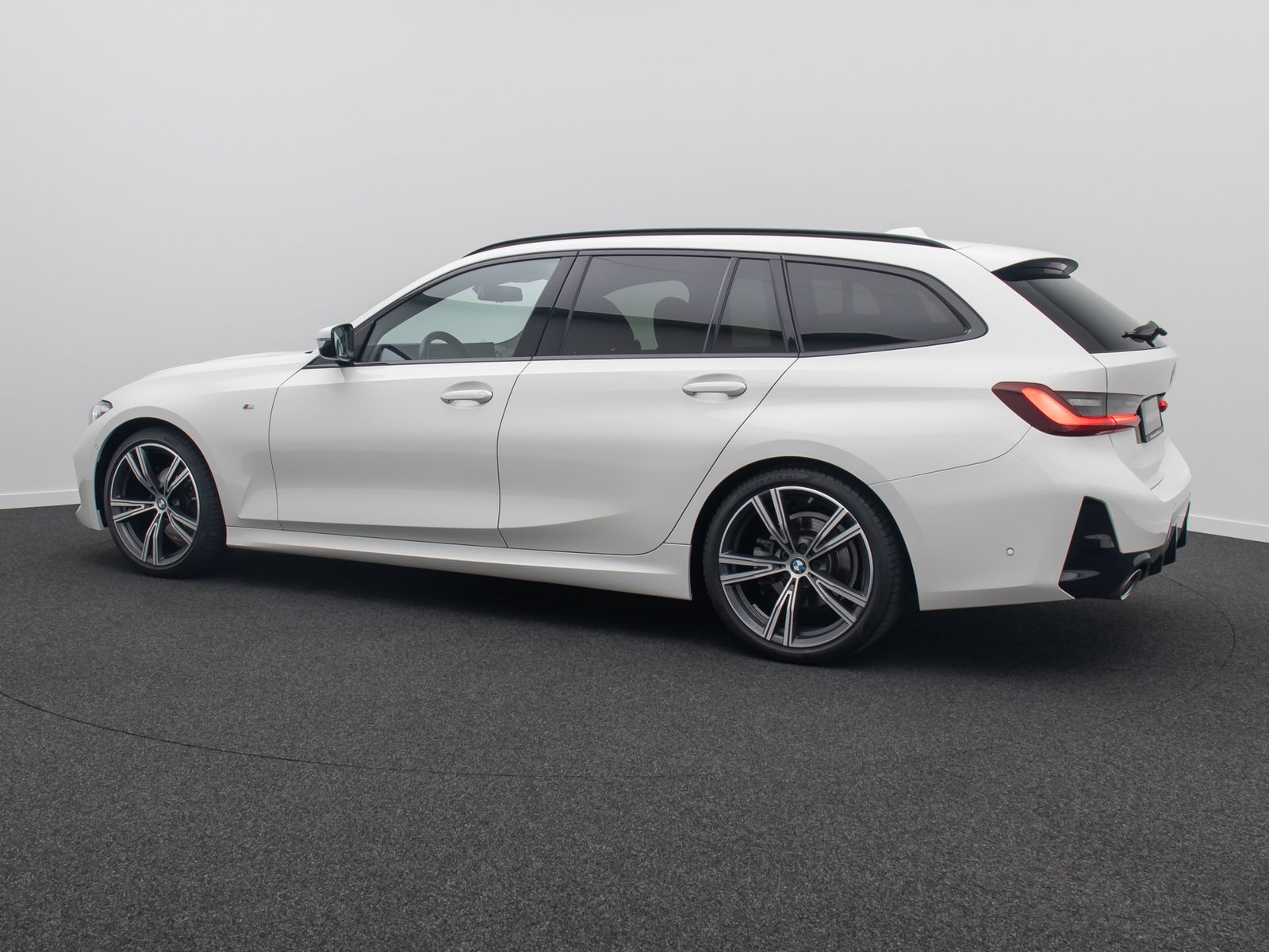 Fahrzeugabbildung BMW 320d M Sport DAB Kamera Alarm AHK Panorama 19"