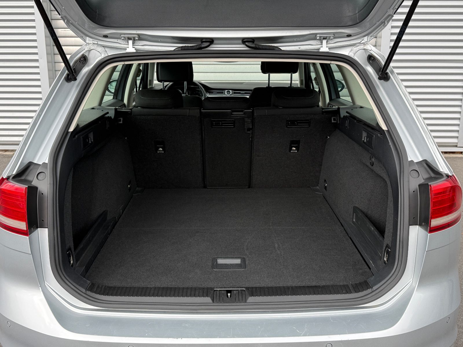 Fahrzeugabbildung Volkswagen Passat Comfortline DSG ACC Navi PDC SHZ Massage