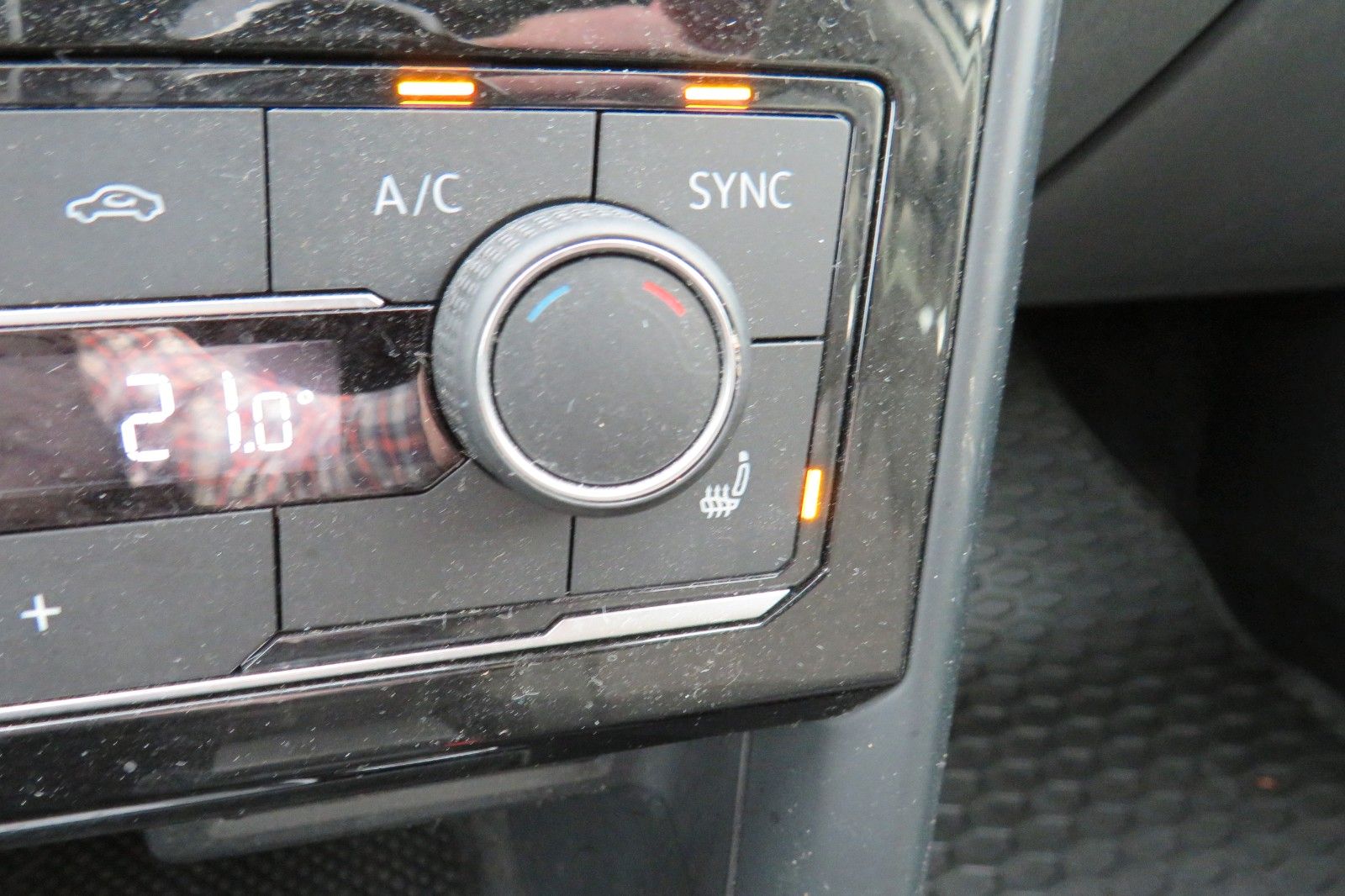 Fahrzeugabbildung Volkswagen T-Cross Life DSG PDC TELVOR SITZH. 1H.