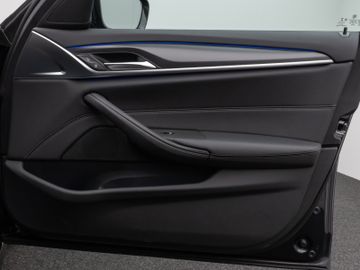 Fahrzeugabbildung BMW 520d M Sport Kamera DAB HiFi M Sportfahrwerk LED