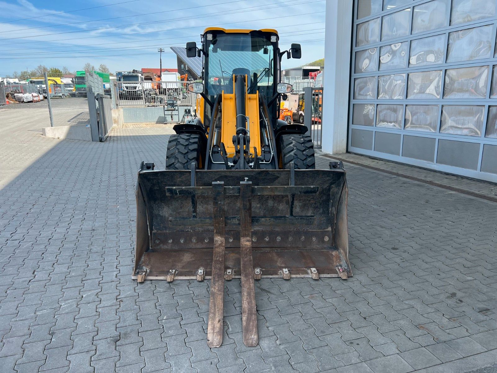 Fahrzeugabbildung JCB 409 SV / nur 2.496h / Klima Klappschaufel Gabel