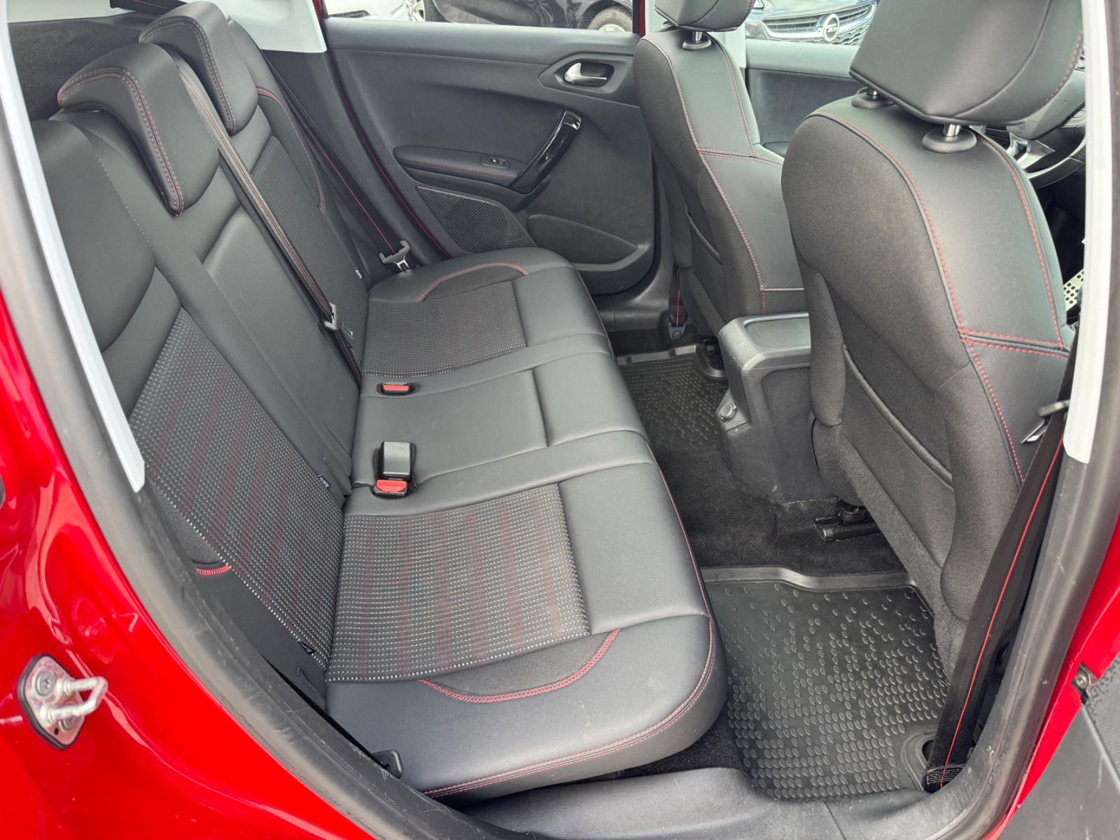 Peugeot 2008 GT-Line 1,2 96 kW /Navi / Panorama-Dach/LED