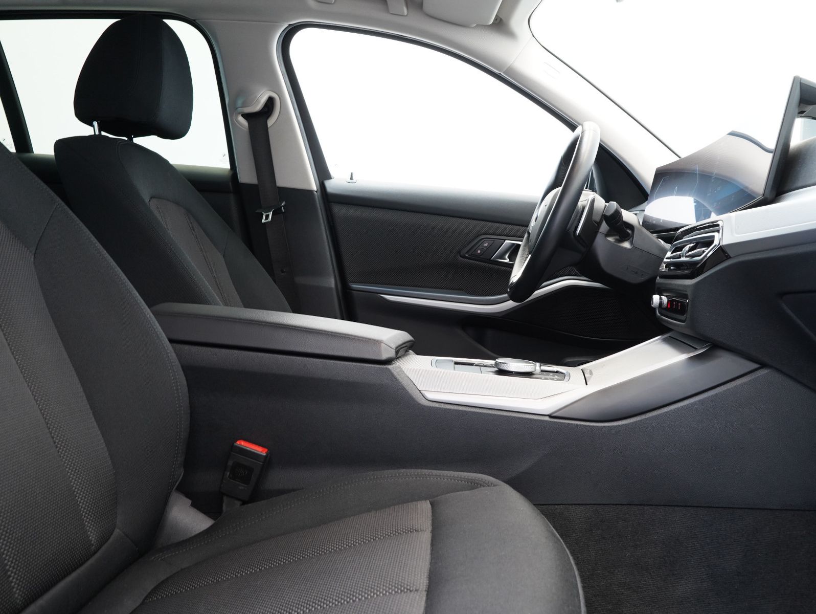 Fahrzeugabbildung BMW 320 d xDrive Touring LCI/CURVED/AHK
