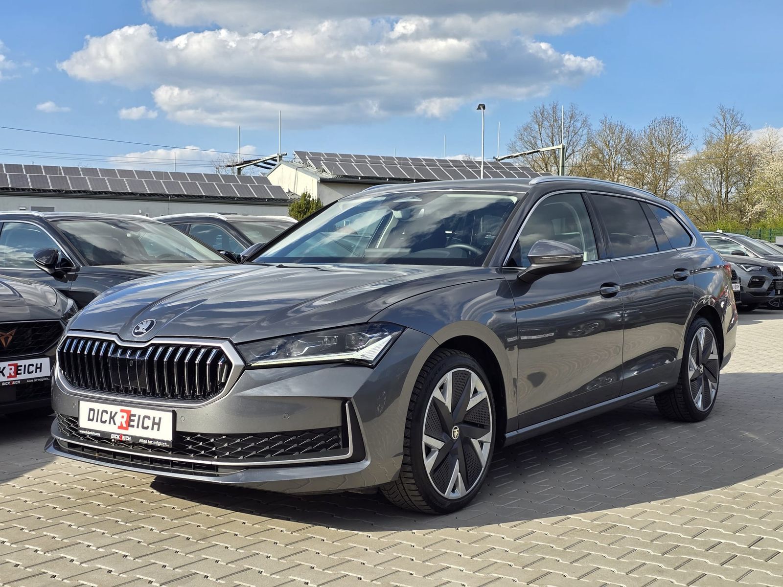 Fahrzeugabbildung SKODA Superb 2.0 TDI 4x4 Selection MATRIX*AHK*PANO*19"
