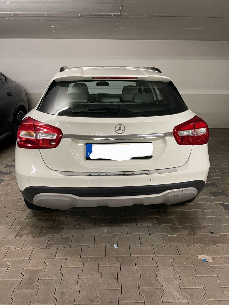 MERCEDES-BENZ GLA 200 d -