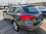 Opel Astra J Sports Tourer Design Edition - Opel Astra aus 2011 mit Diesel-Antrieb