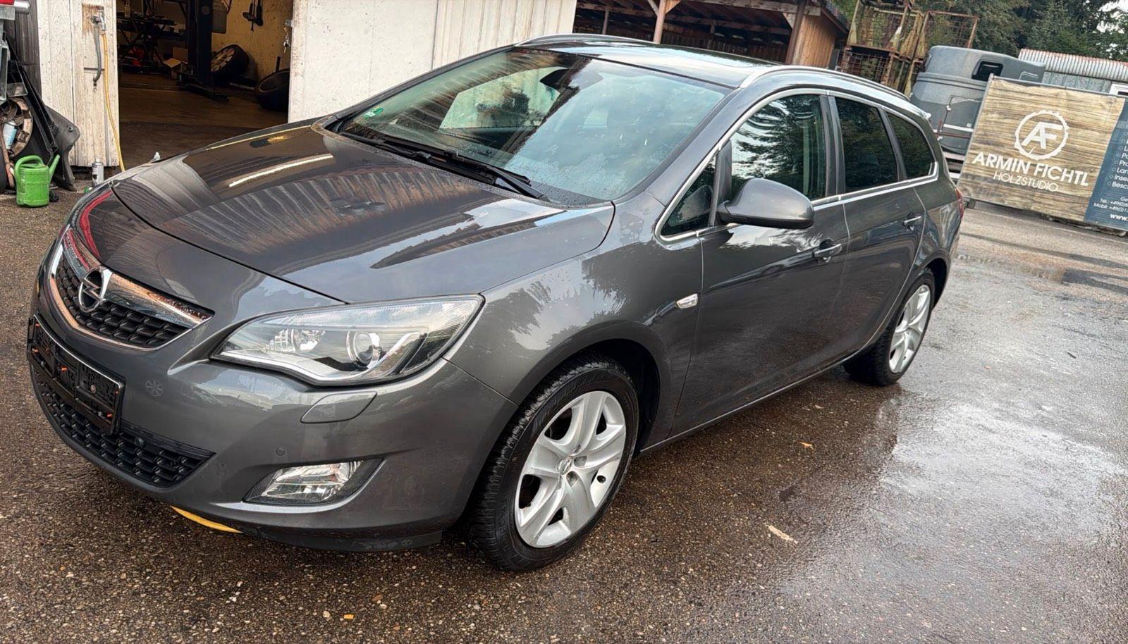 Opel Astra 2011 — вигляд ззаду