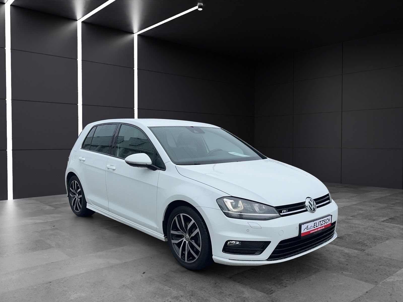 Fahrzeugabbildung Volkswagen Golf VII Lim. TSI Highline 2 x R-LINE Xenon 17"