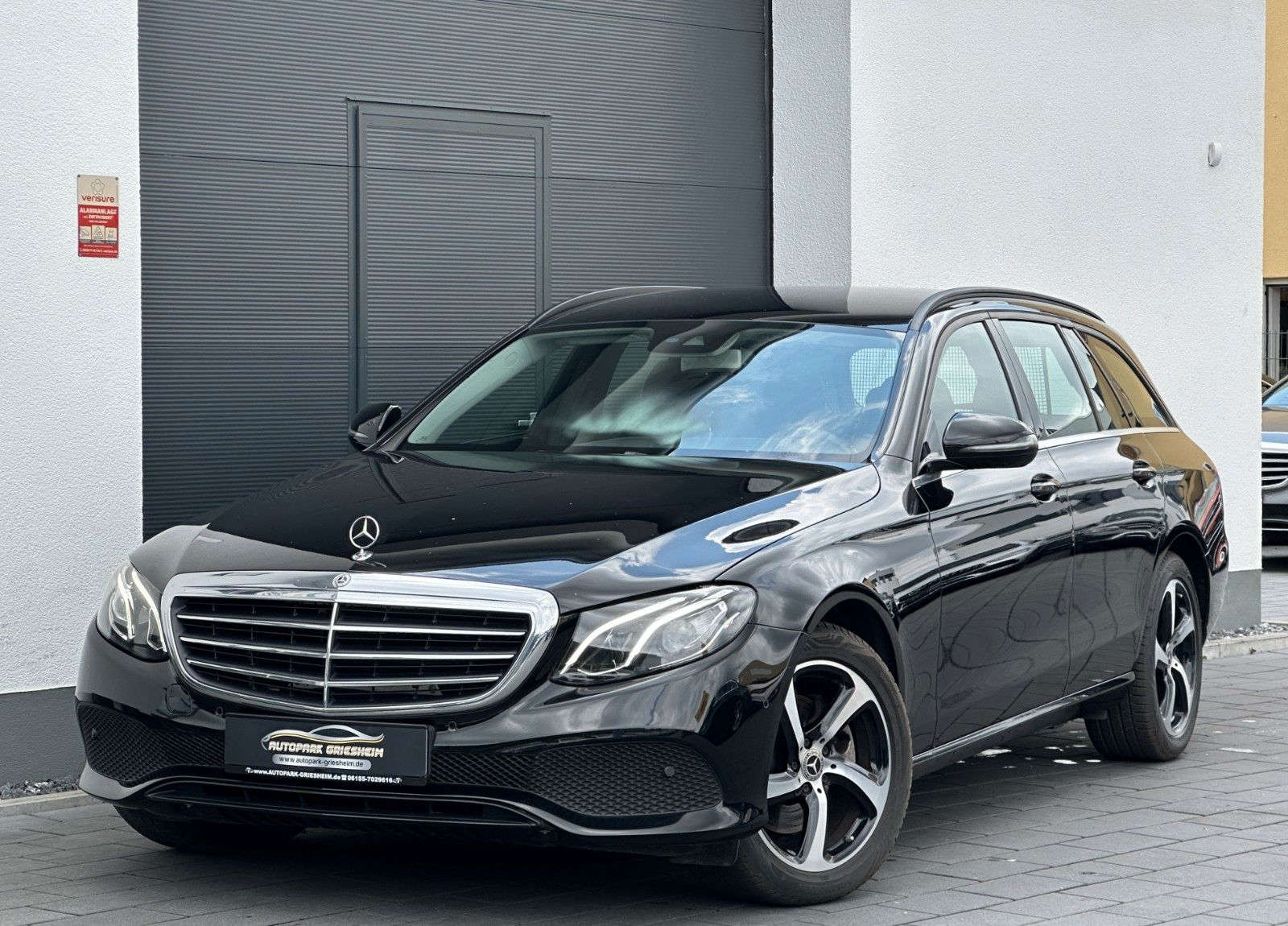 MERCEDES-BENZ E 220 d 4M*COMAND*DIG-TACHO*AHK*CAR-PLAY*KAMERA*