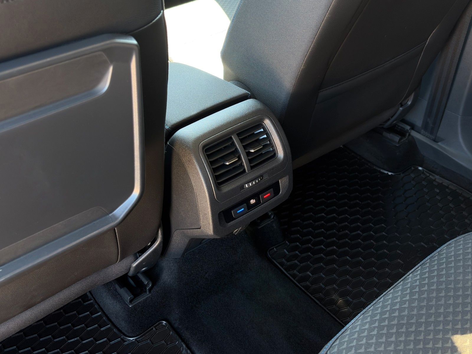 Fahrzeugabbildung Volkswagen Touran 1.5 TSI United SHZ ACC PDC StHz CarPlay