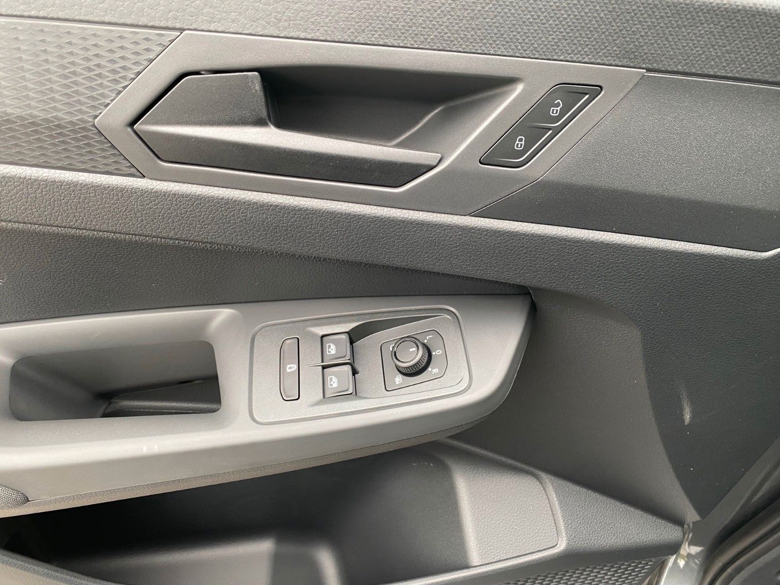 Fahrzeugabbildung Volkswagen Caddy 2.0 TDI DSG Kombi+App+KAMERA+PDC+TEMPOMAT+