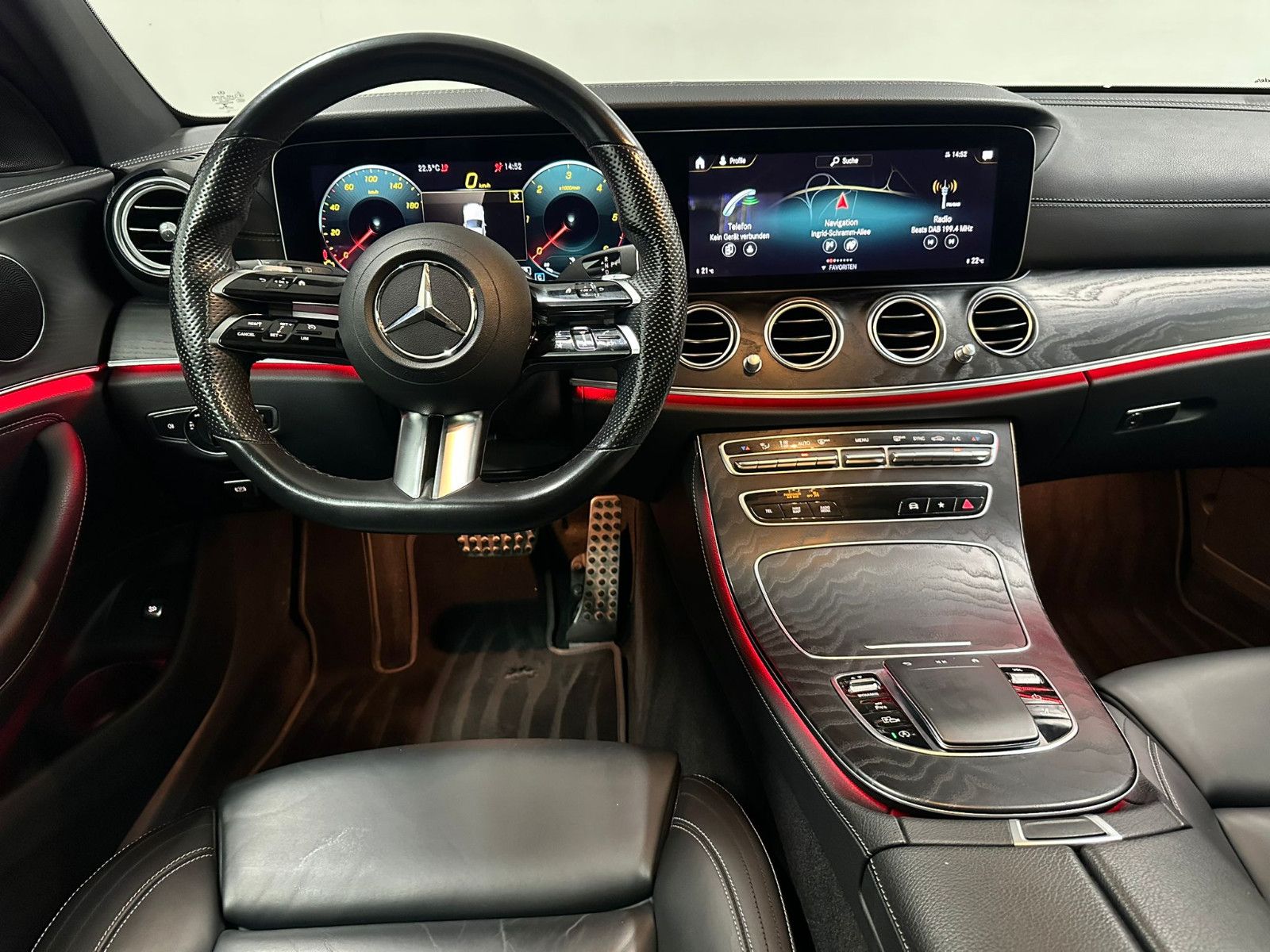 Fahrzeugabbildung Mercedes-Benz E 400 d 4MATIC T *AMG-LINE*PANO*AHK*LEDER*