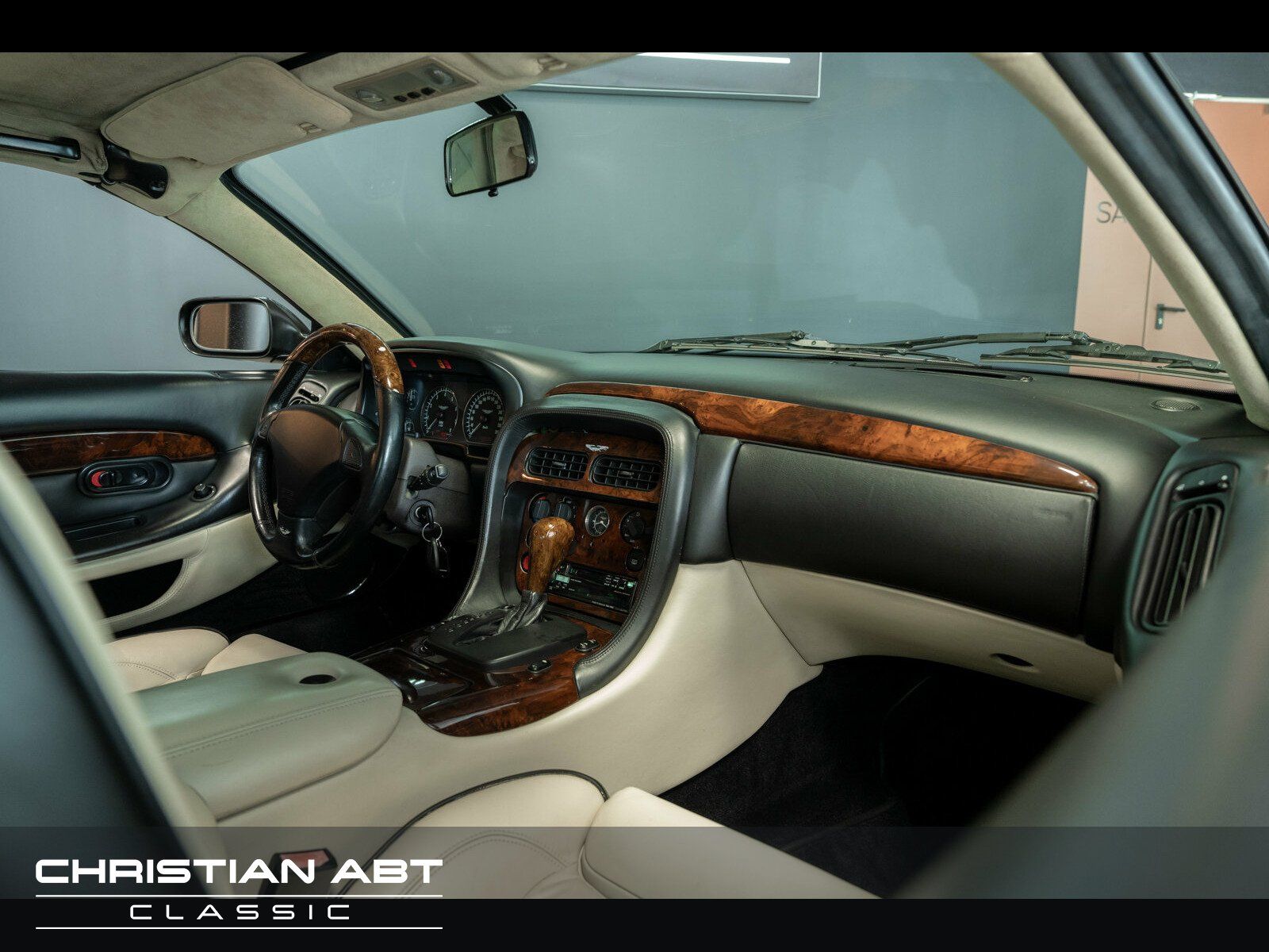 Fahrzeugabbildung Aston Martin Vantage V12