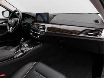 Fahrzeugabbildung BMW 530i LuxuryLine Kamera HUD Komfort SoftCl Alarm