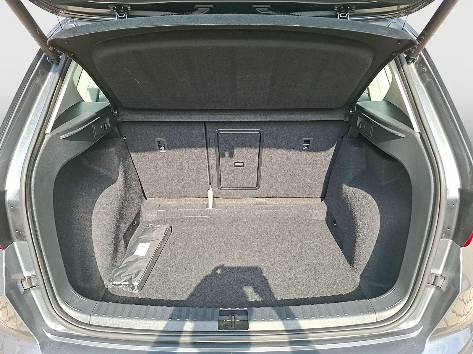 Fahrzeugabbildung SEAT Ateca TSI Style DSG LED Navi AID ACC Park-Assist