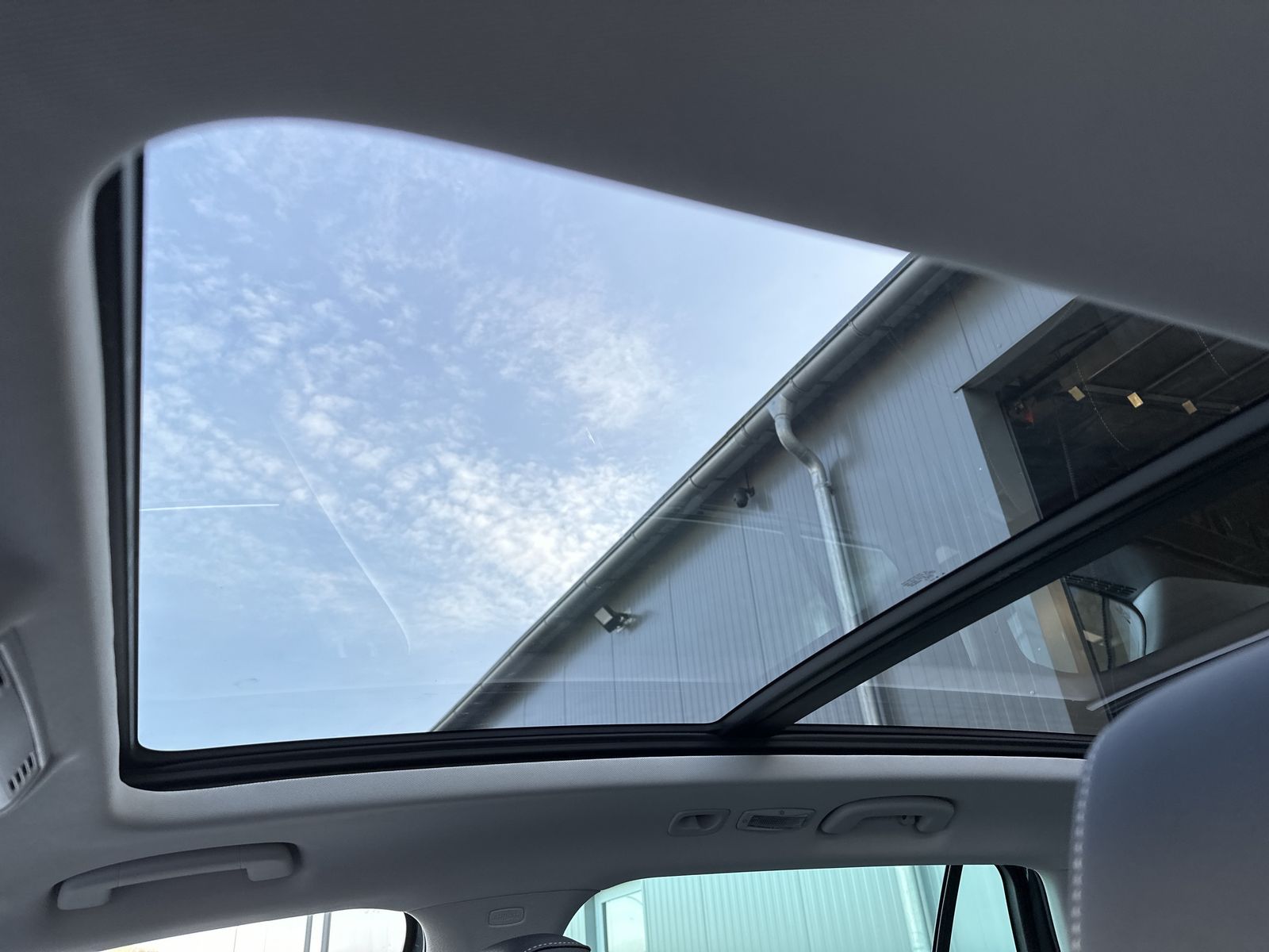 Fahrzeugabbildung SKODA Superb Combi 2.0 TDI DSG 4x4 NAV+LED+VCOCK+PANO