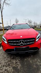 Mercedes-Benz GLA 200 - wie neu - rote Mercedes-Benz GLA 200