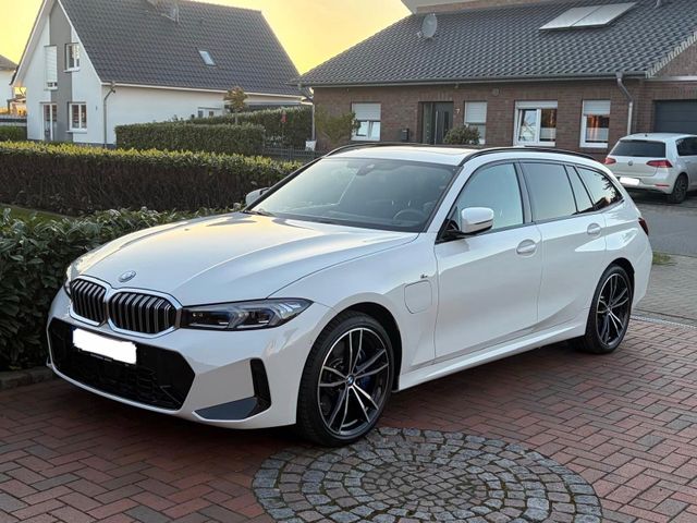 BMW 330e Touring M Sport PANO HK Driving Assistant..