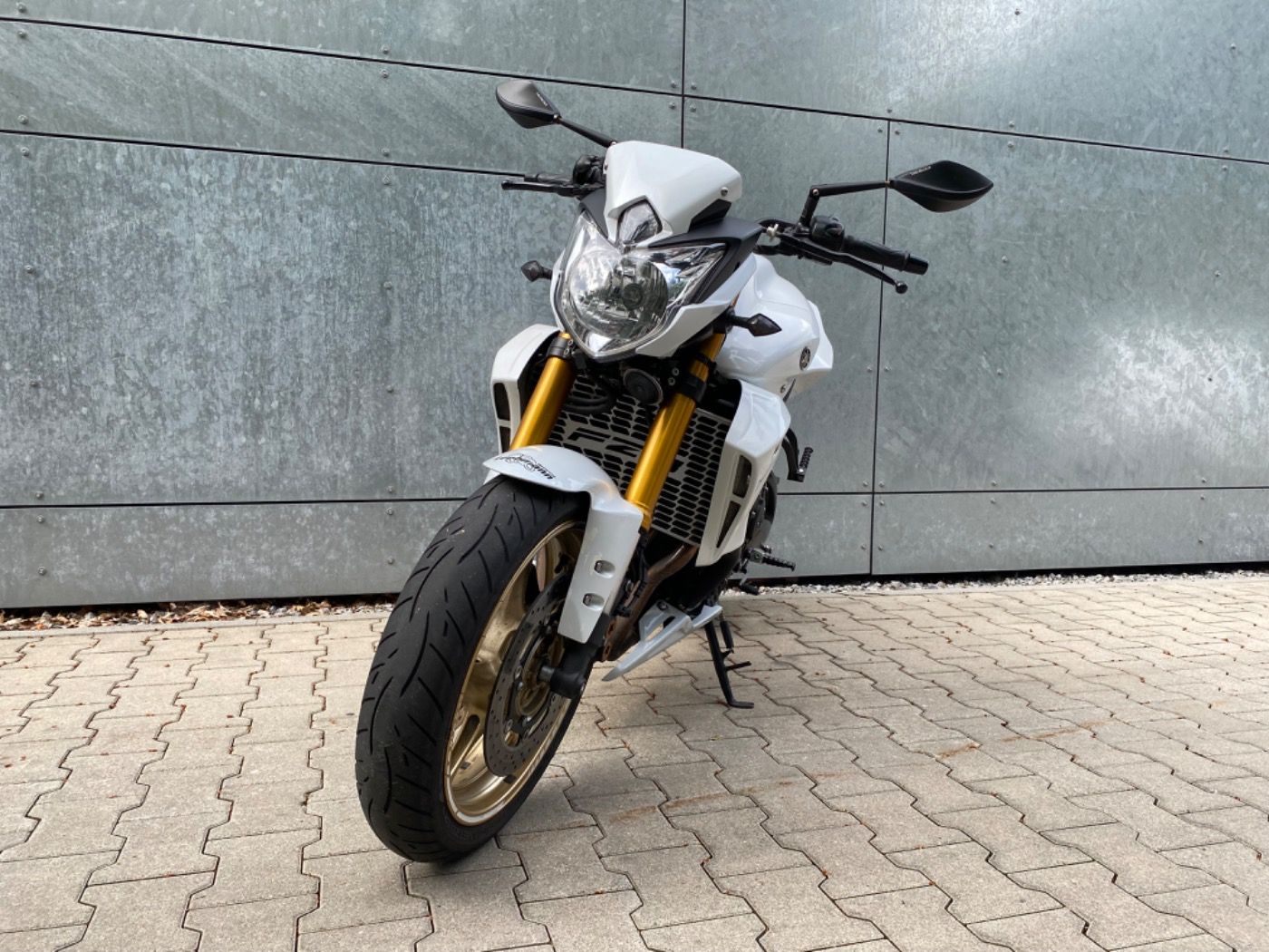 Fahrzeugabbildung Yamaha FZ 8 Akrapovic Öhlins