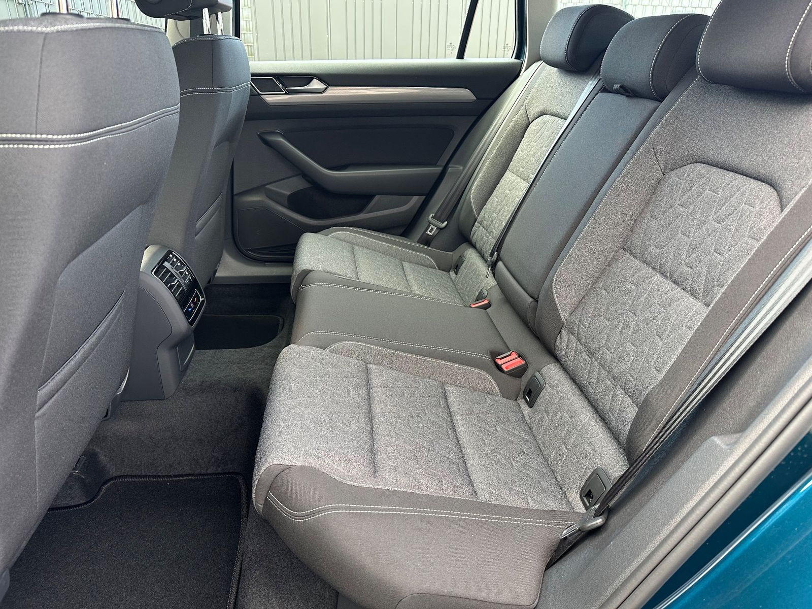 Fahrzeugabbildung Volkswagen Passat Variant 2.0 TDI DSG Business NAV+LED+ACC