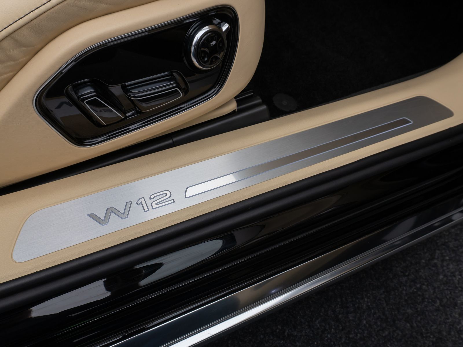 Fahrzeugabbildung Audi A8 W12 Lang Chauffeur GSD B&O Keramik TV Voll