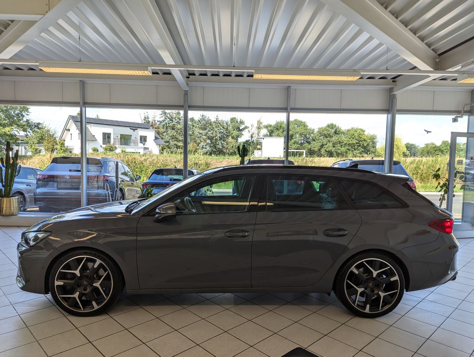 Fahrzeugabbildung CUPRA Leon 2.0 TSI 4D VZ Matrix Pano Sennheiser AHK 19