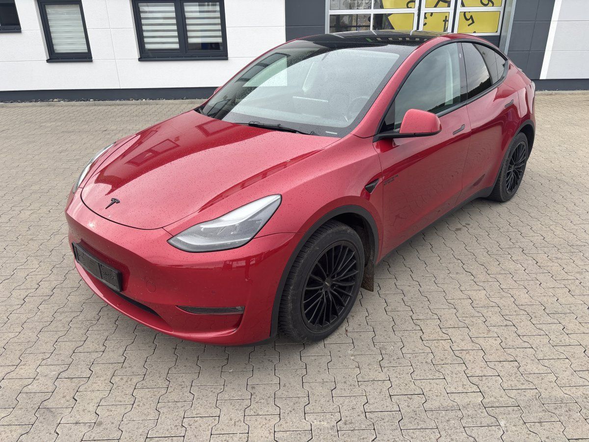 Tesla Model Y (Long Range 20Zoll/8-fach bereift/1.Hand)