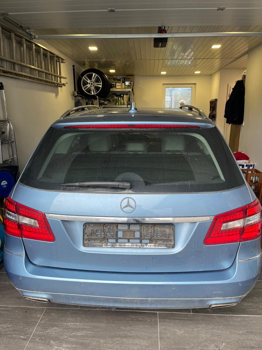 Mercedes-Benz E220 2012 — rear view