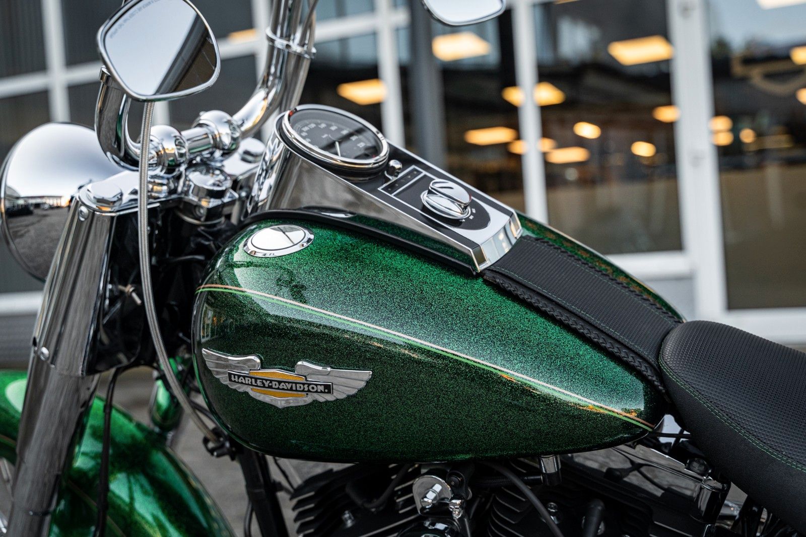 Fahrzeugabbildung Harley-Davidson FLSTN Softail Deluxe 103 - Chicano Candy Green