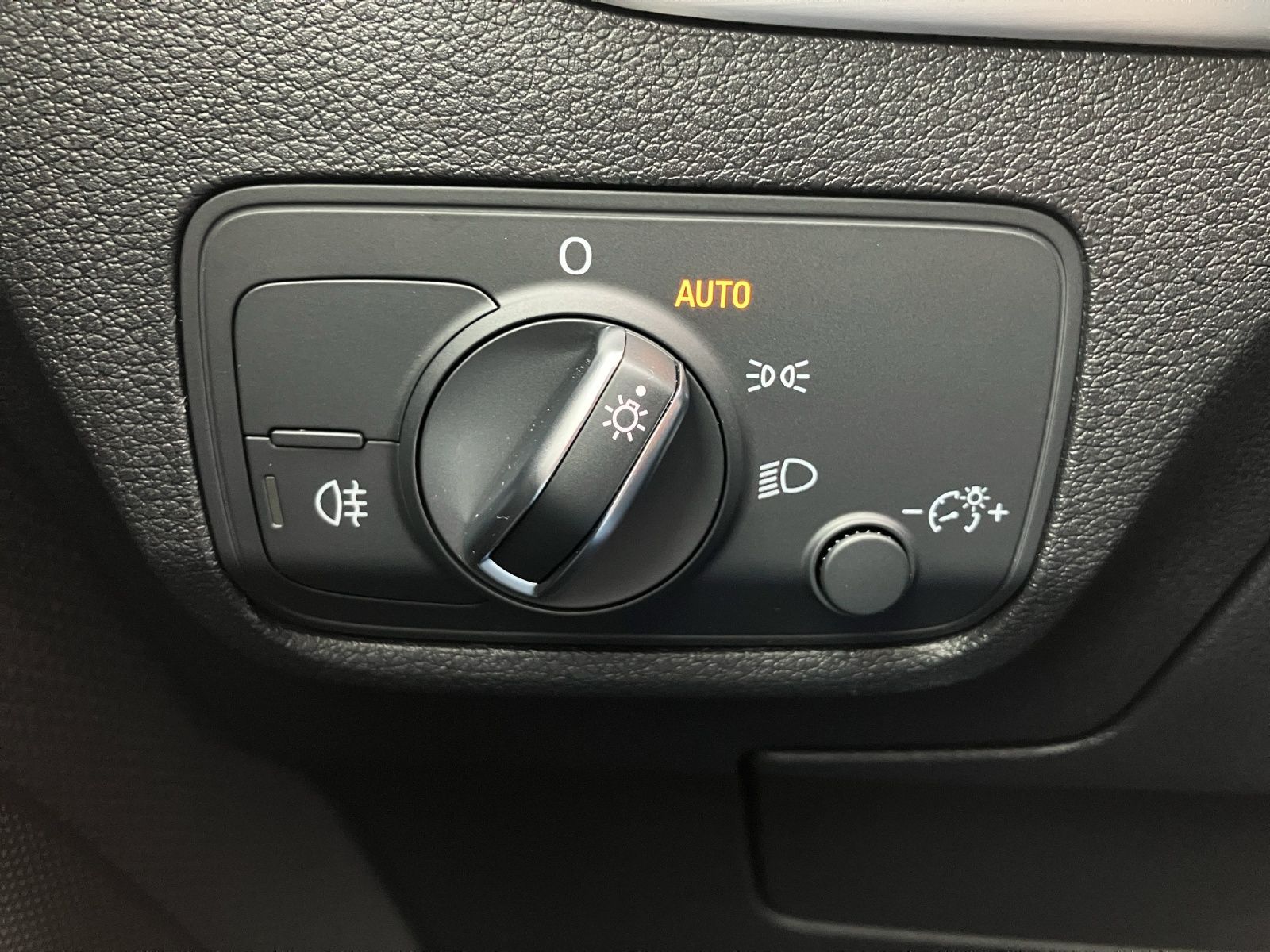 Fahrzeugabbildung Audi Q2 35 TFSI S-line S-tronic LED AHK AVC GRA PDC S