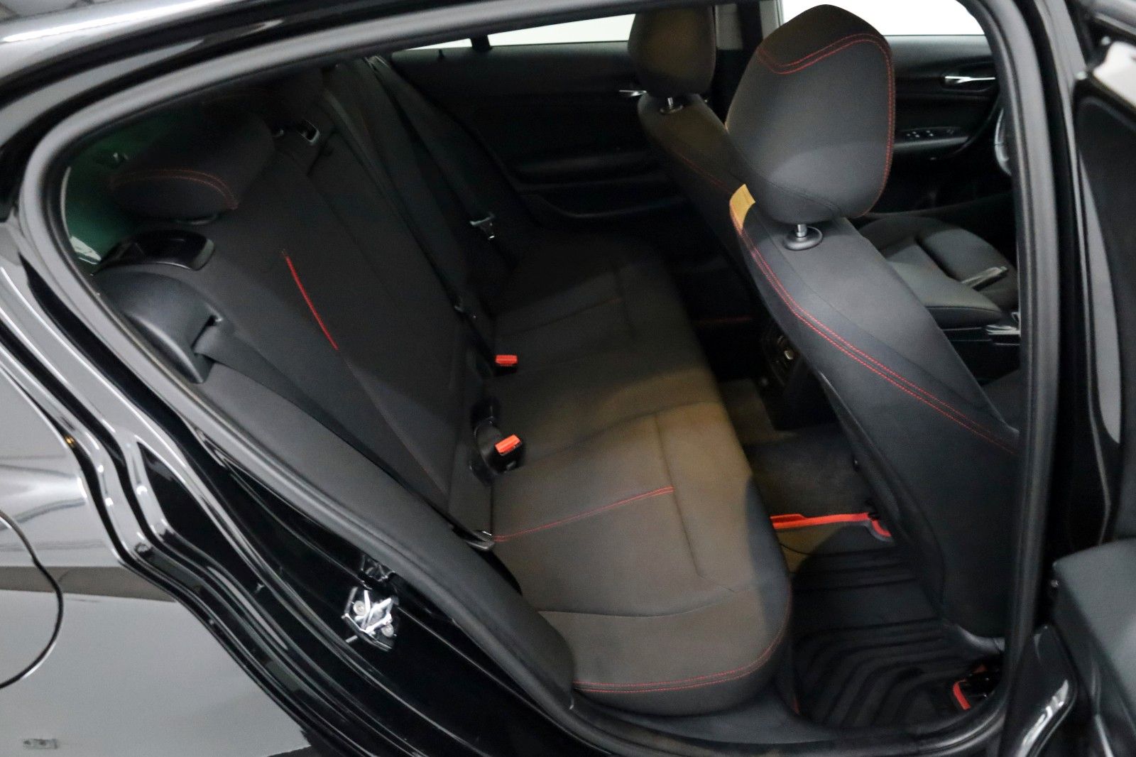 Fahrzeugabbildung BMW 118i Lim. 5-trg. Sport Line SH,PDC,SR+WR