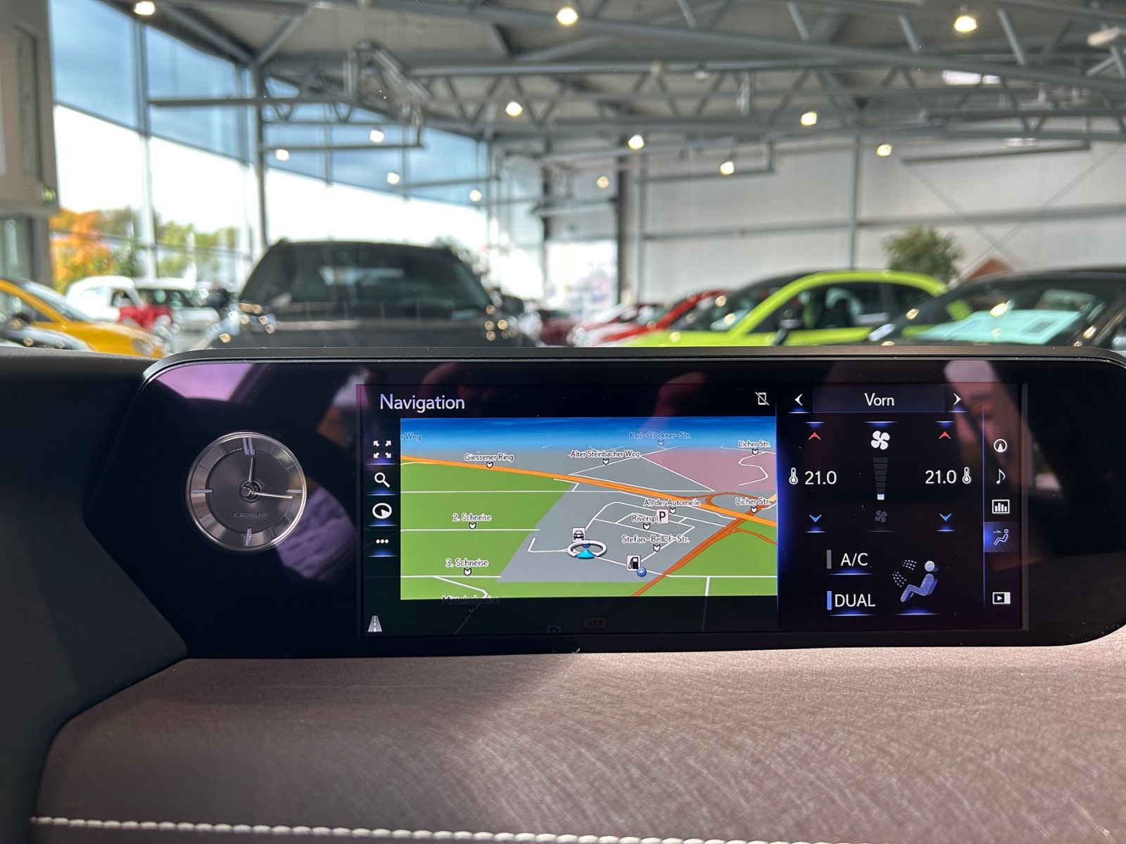 Fahrzeugabbildung Lexus UX 250 h Luxury PANO 360°