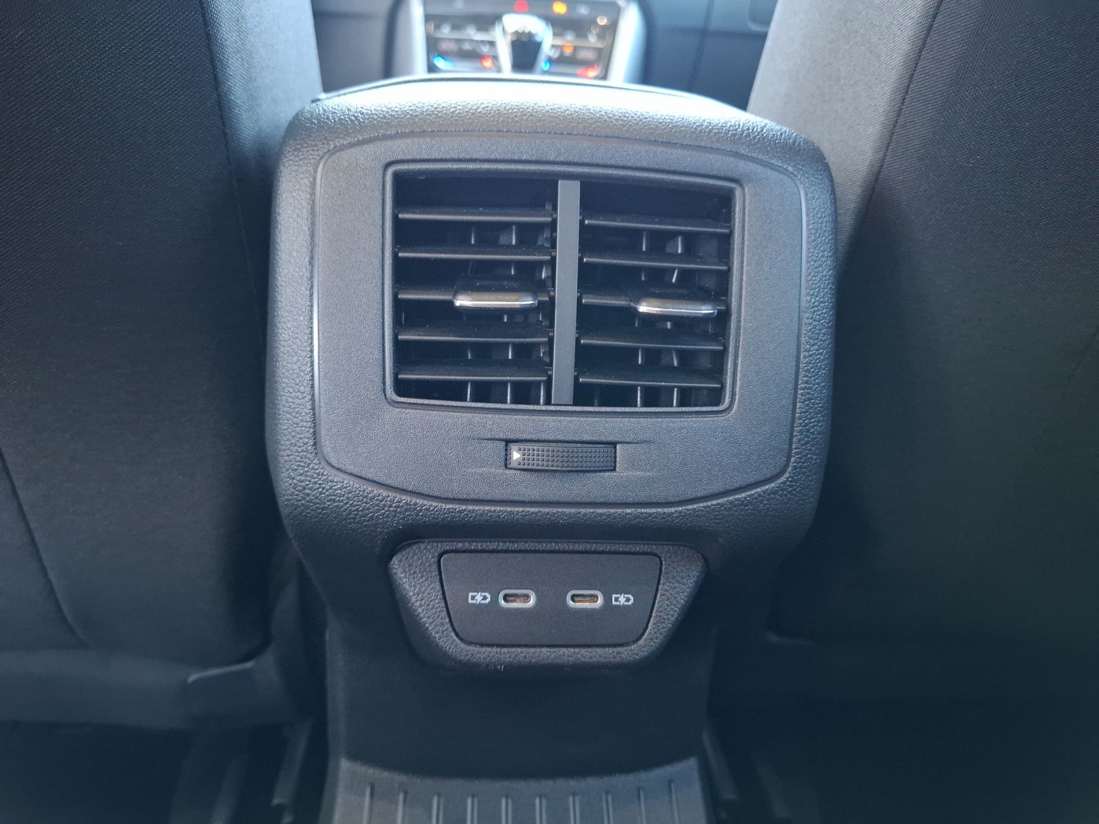 Fahrzeugabbildung Volkswagen T-Roc TSI Style LED Navi AID ACC Park-Assist SH