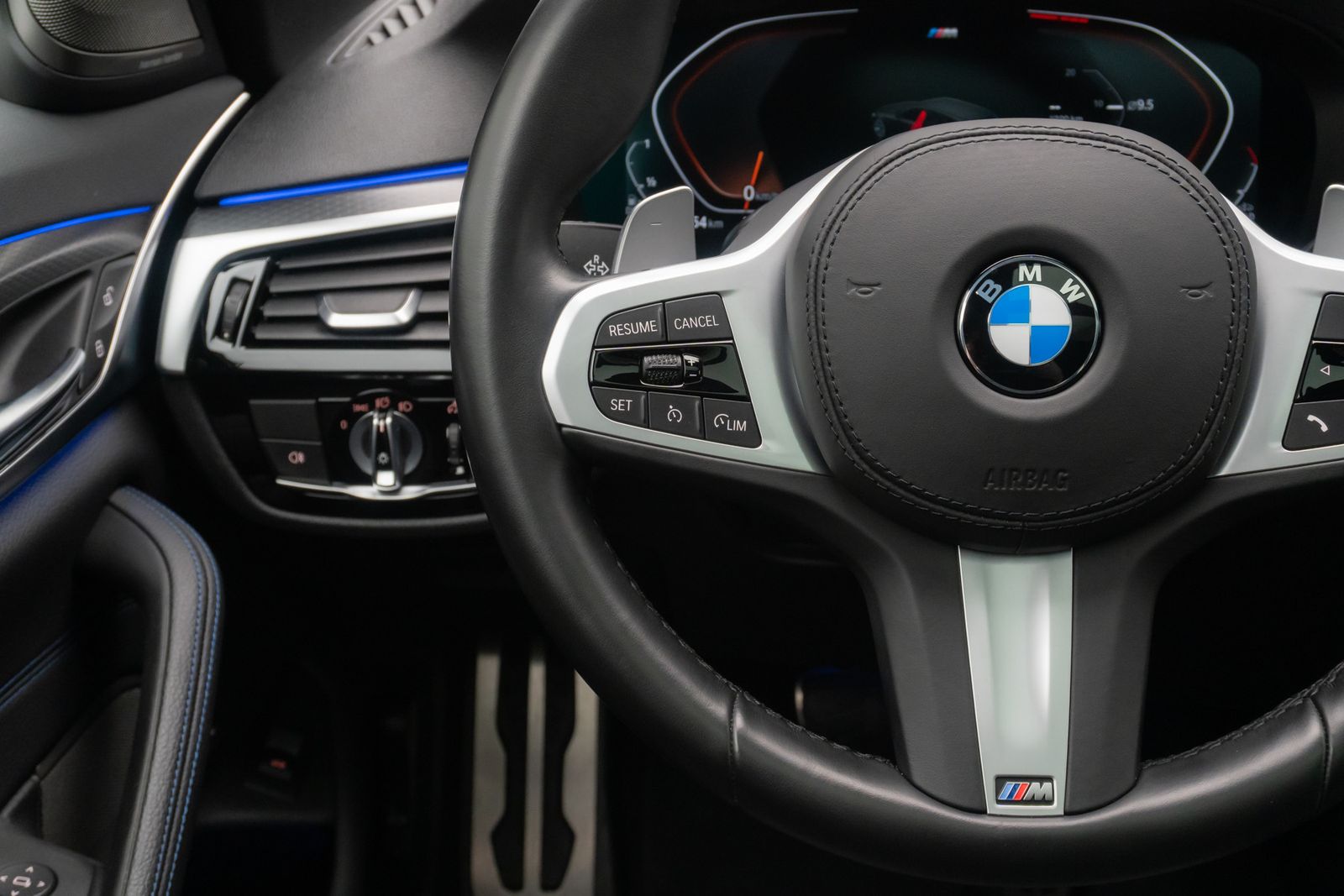 Fahrzeugabbildung BMW 540d xD M Sport Panorama HUD H/ K DAB SoftClose