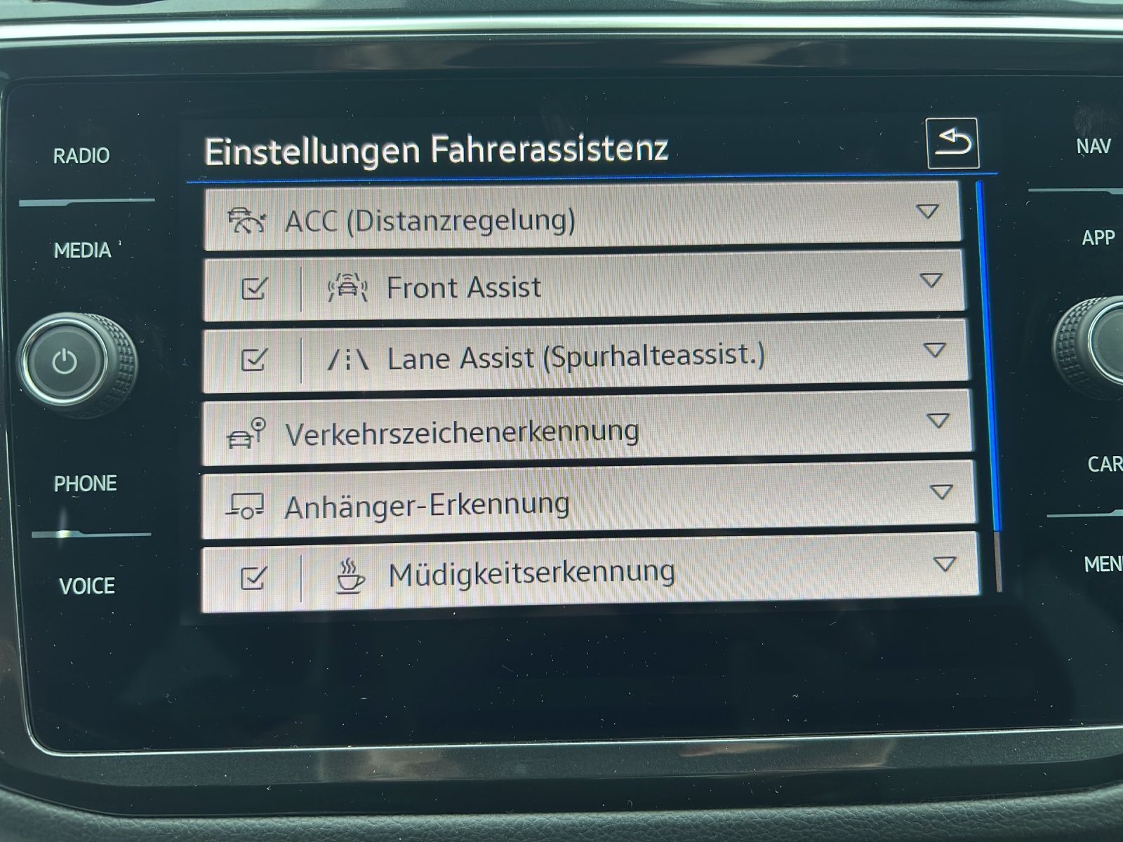 Fahrzeugabbildung Volkswagen Tiguan TDI R-Line DSG STH AHK LED AID ACC RFK 20