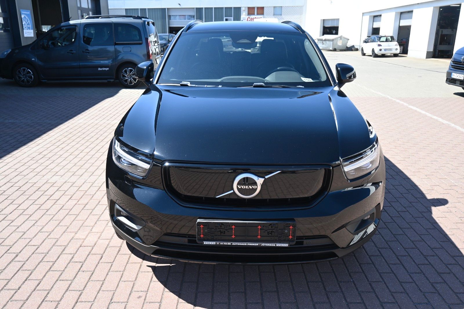 Fahrzeugabbildung Volvo XC40 BEV AWD R Design*H&K*FSHZG*RFK*420 KM RW*