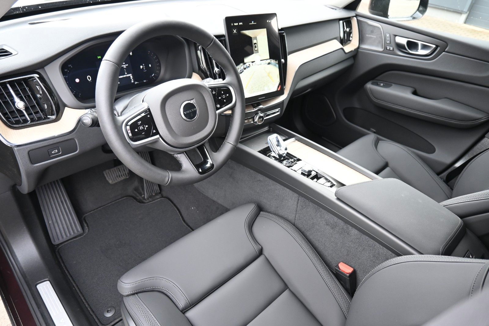 Fahrzeugabbildung Volvo XC60 B5 AWD Plus Dark*FSHZG*360°*ACC*AHK