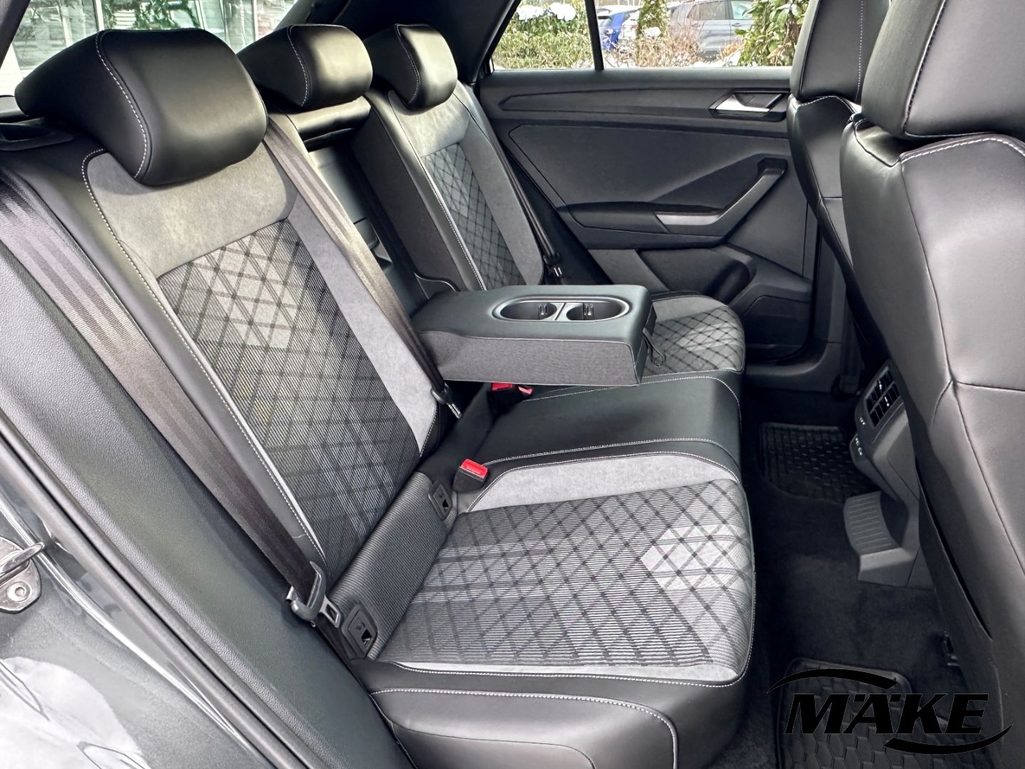 T-Roc R-Line 1.5 TSI DSG AHZV IQ.L ACC BLACK STD