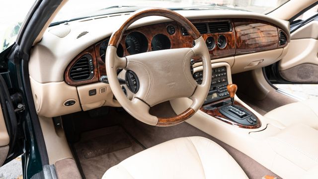 Fahrzeugabbildung Jaguar XK8 Coupé/Deutsch/S-Heft/Bestzustand