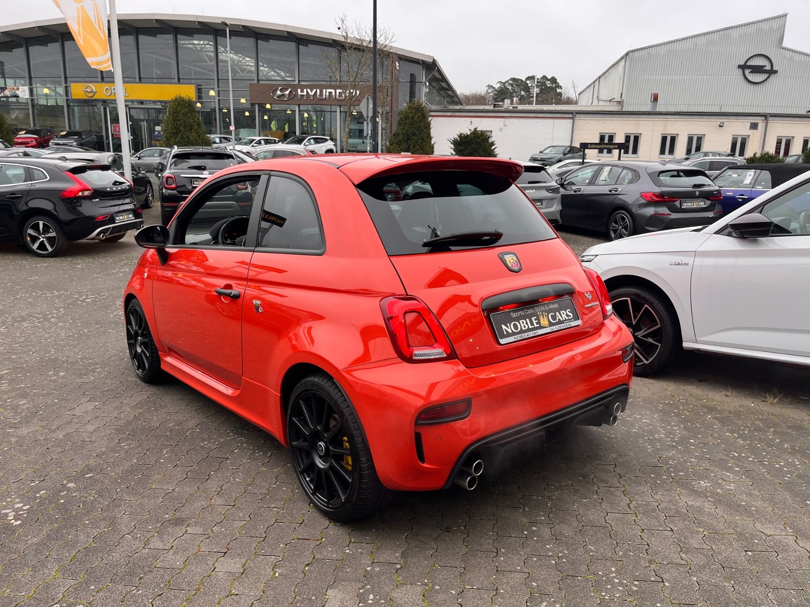 Fahrzeugabbildung Abarth 695 Autom. Beats Navi Carplay PDC