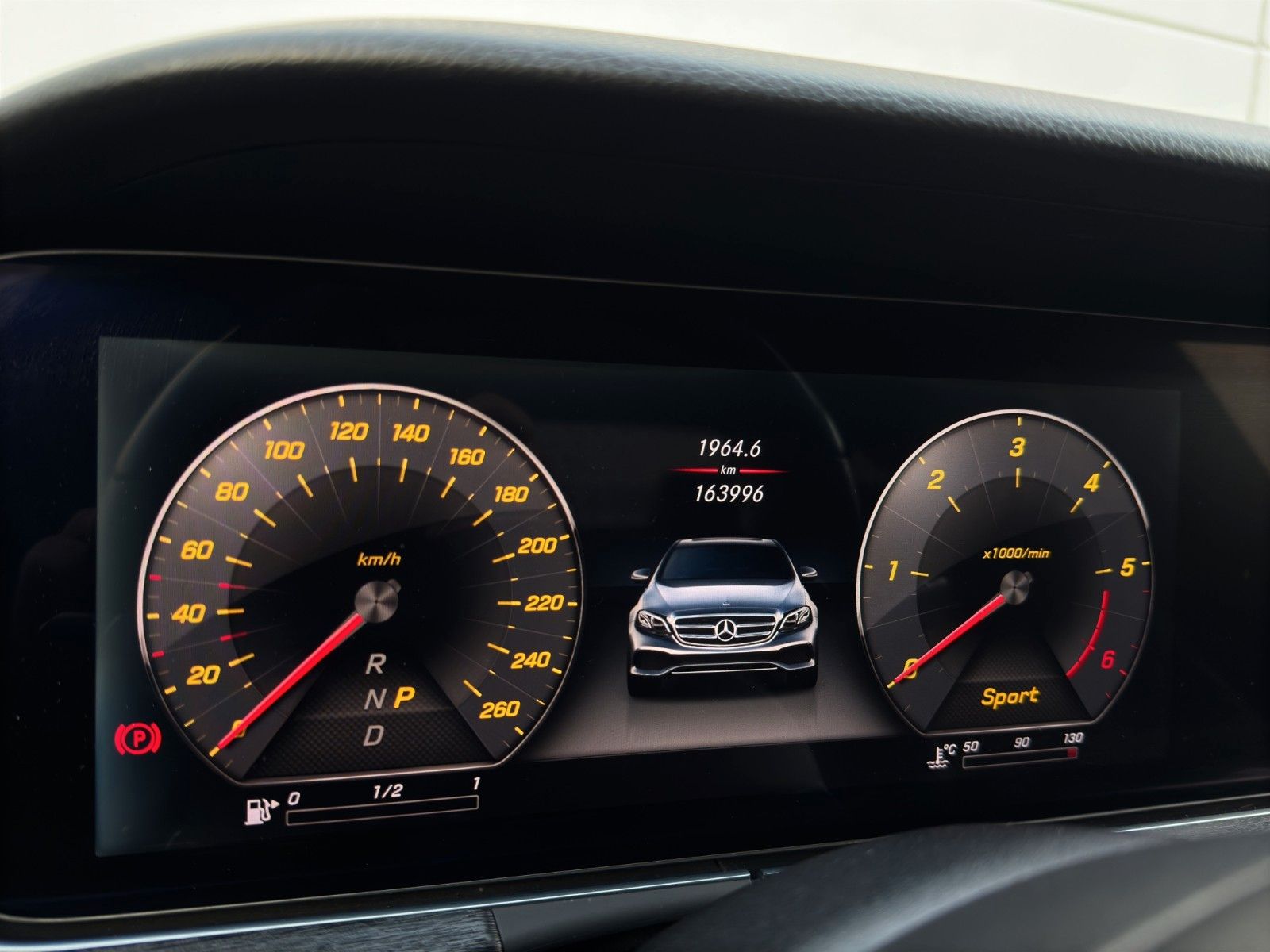 Fahrzeugabbildung Mercedes-Benz E 220d Lim. Pano/Widescreen/Kamera/MBeam