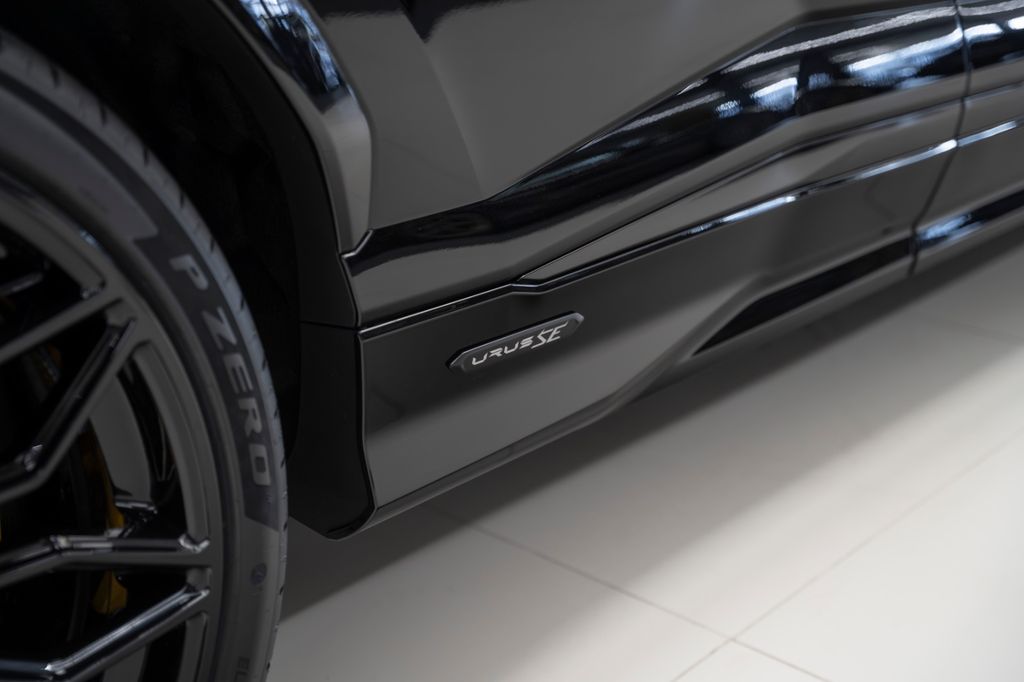 Urus 4.0 V8 SE 2026 BLACK/YELLOW AKRAPOVIC CARBO - Bild 10