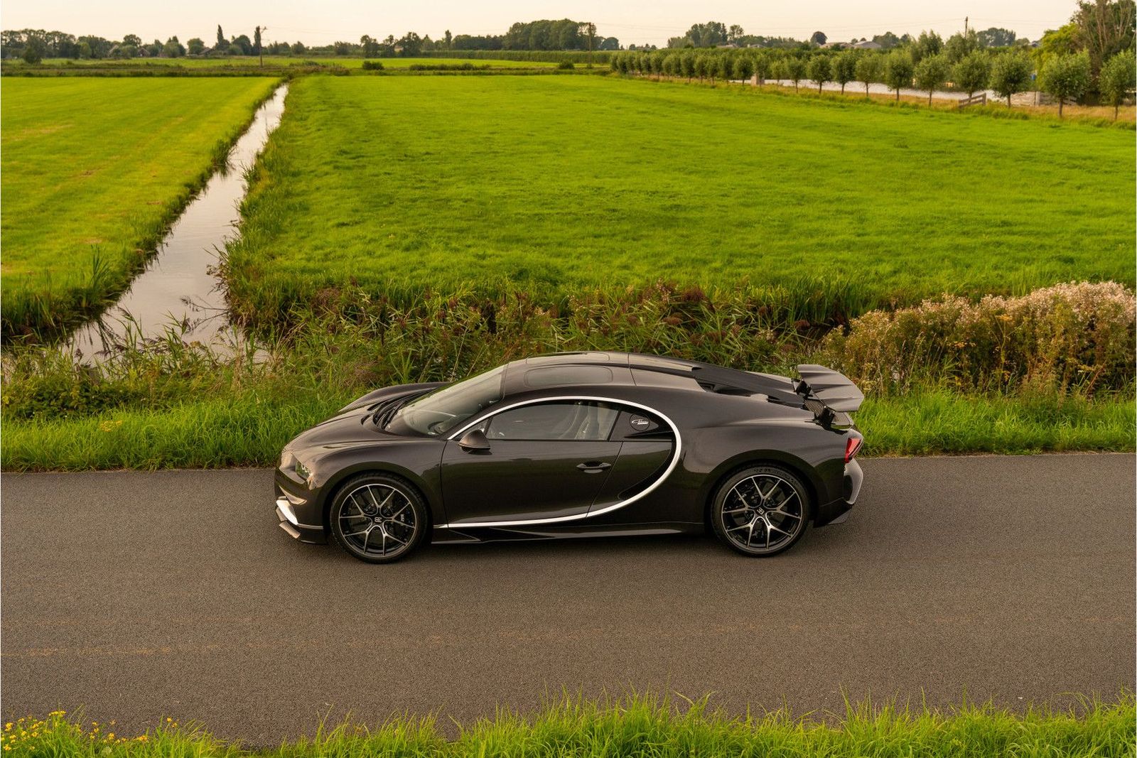 Bugatti Chiron Sport - Visible Carbon - Sky View - 1 of imagem 2