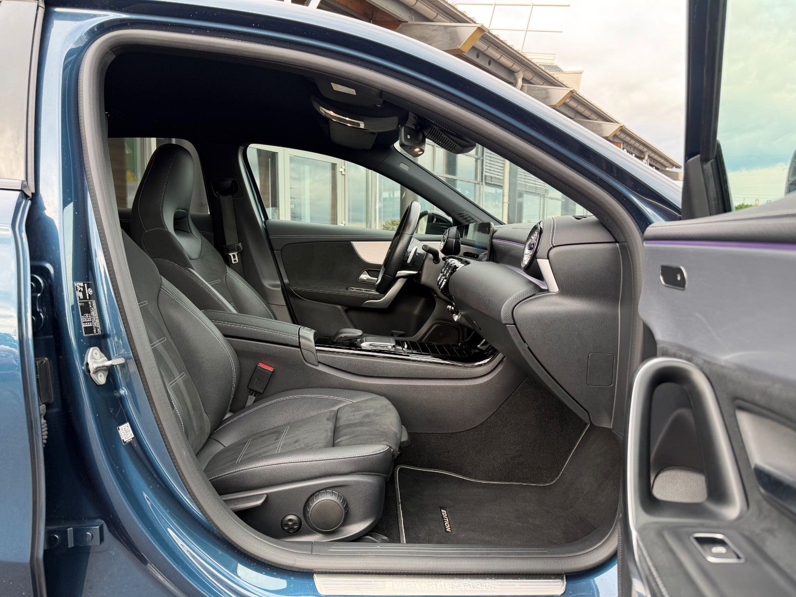Fahrzeugabbildung Mercedes-Benz A 200 d Edition AMG Night+Ambiente+Distr+MBUX+19