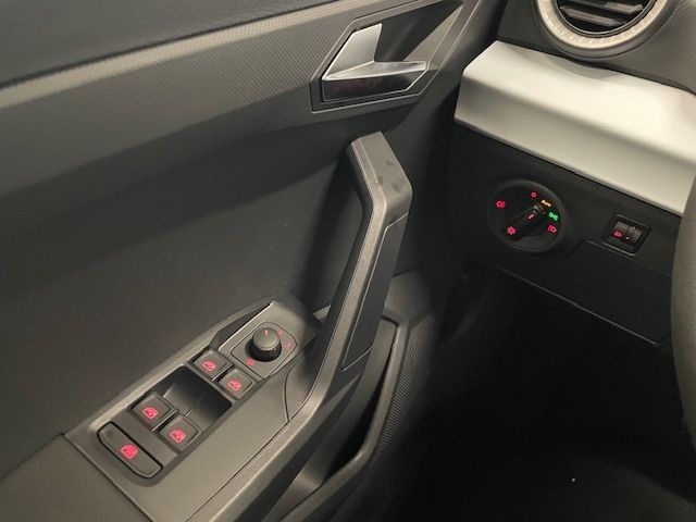 Fahrzeugabbildung SEAT Arona Style Navi Digitales Cockpit LED Apple Car