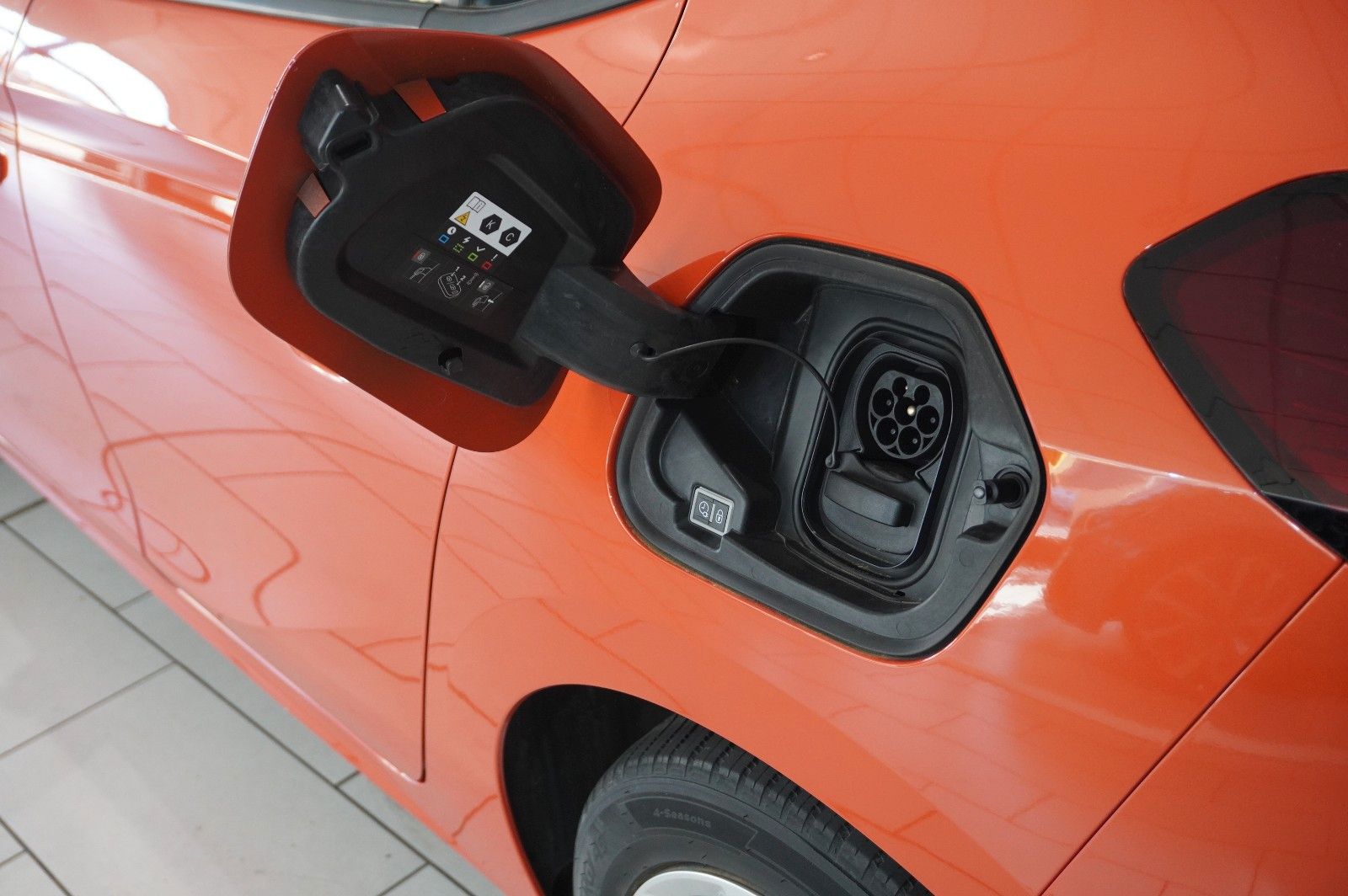 Fahrzeugabbildung Opel Corsa-e F EDITION 7KW NAVI/VIRT/DAB/TEMP/WÄRMEP