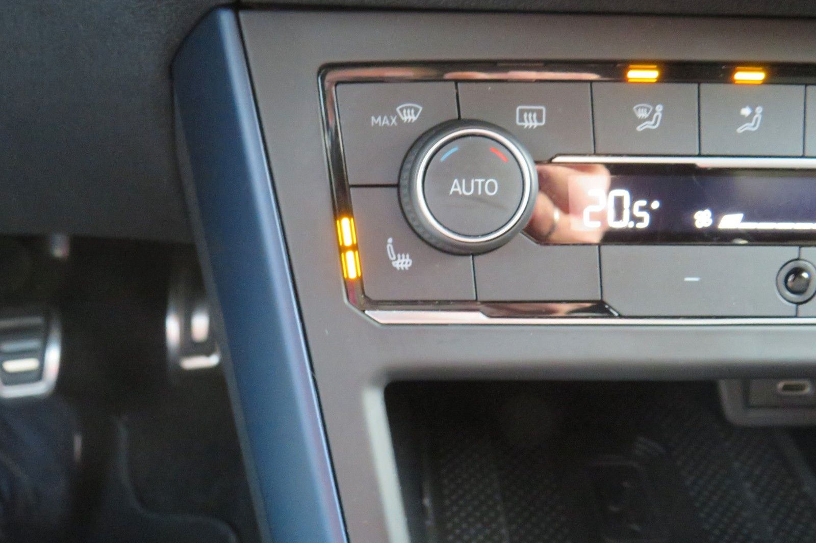 Fahrzeugabbildung Volkswagen Polo United KAMERA SITZH. NAVI KEYLESS APP-CON 1