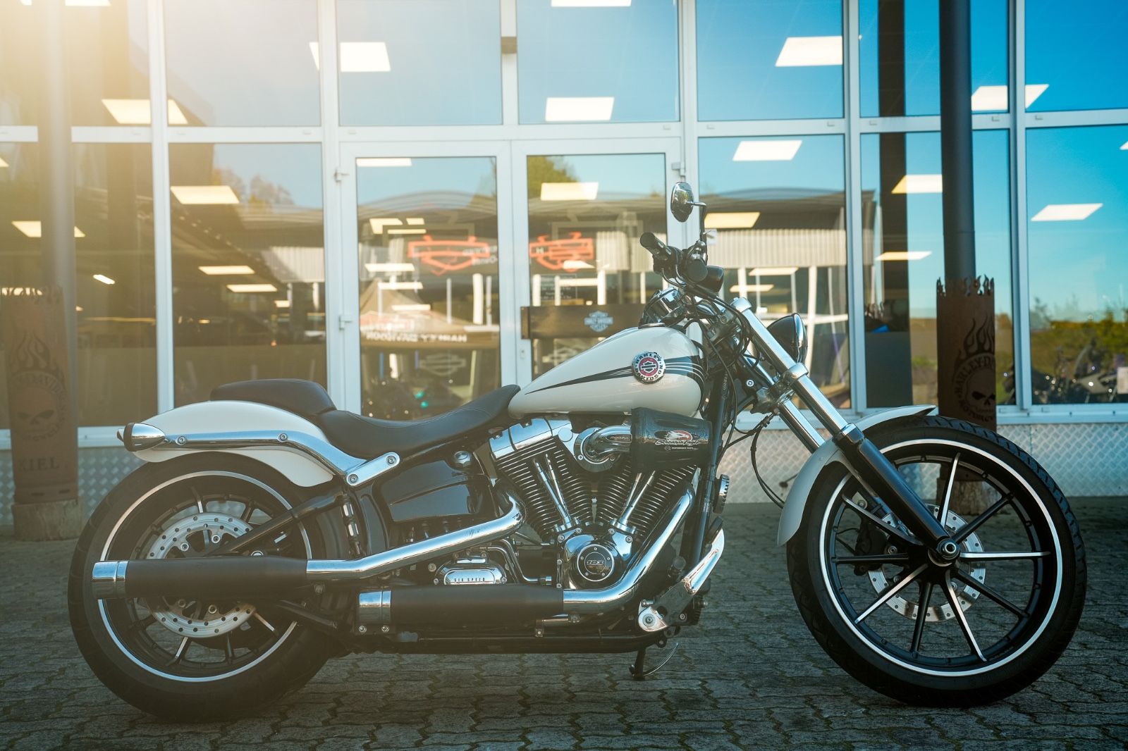 Fahrzeugabbildung Harley-Davidson FXSB Breakout 103 cui - Remus - Screamin' Eagle