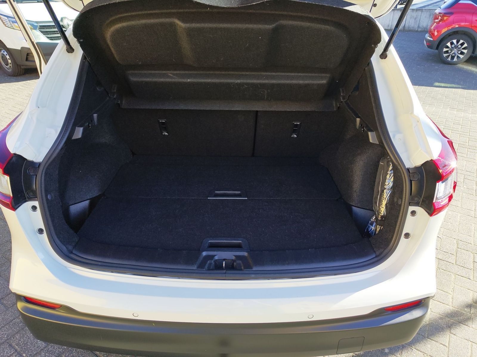 Fahrzeugabbildung Nissan Qashqai 1.3 DIG-T Akari*NAVI*360°KAMERA*SHZ*PDC