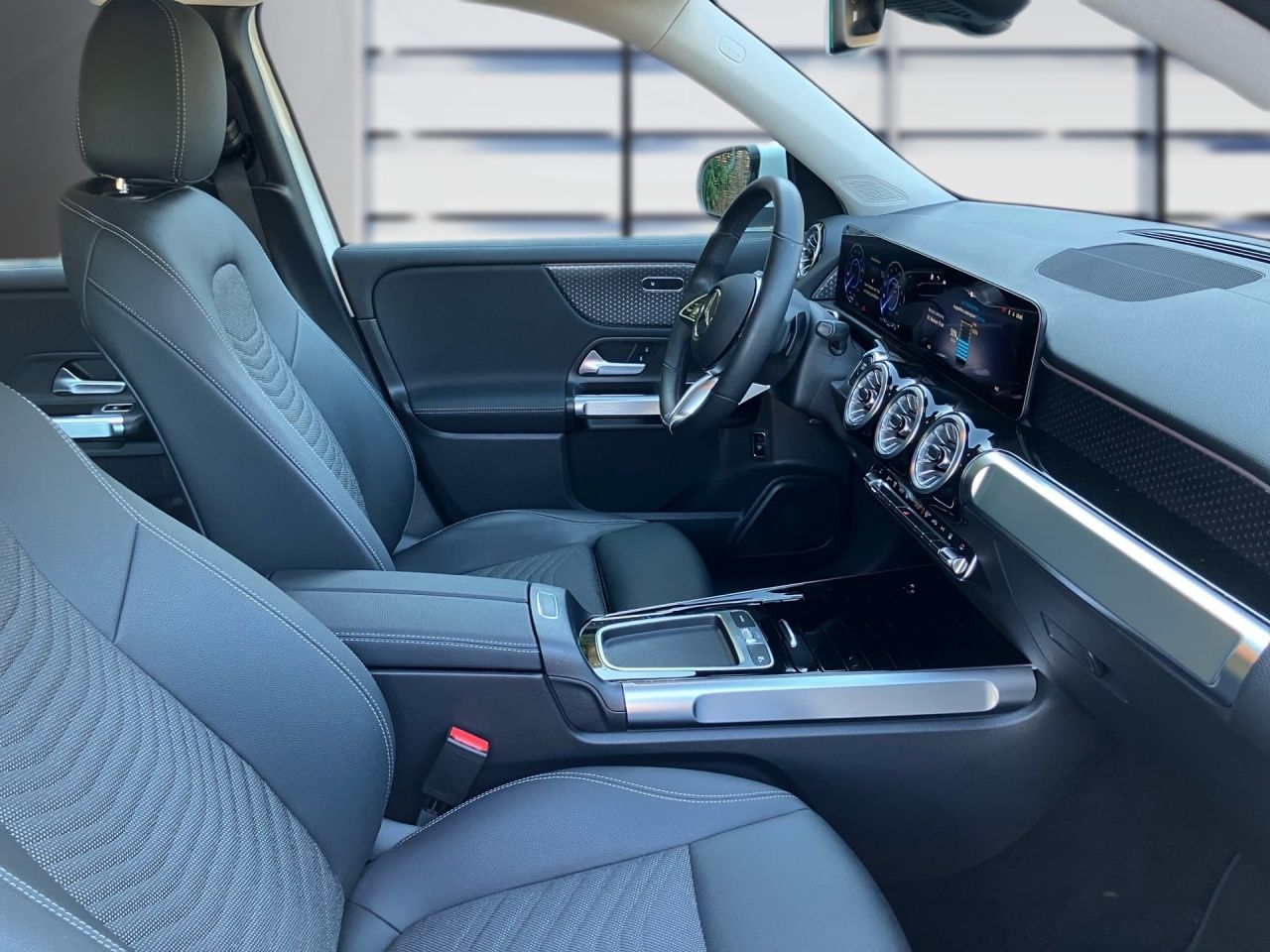 Fahrzeugabbildung Mercedes-Benz EQB 300 4M BONUS+AHK+360°+LENKRADHEIZ+FAHRASSIST